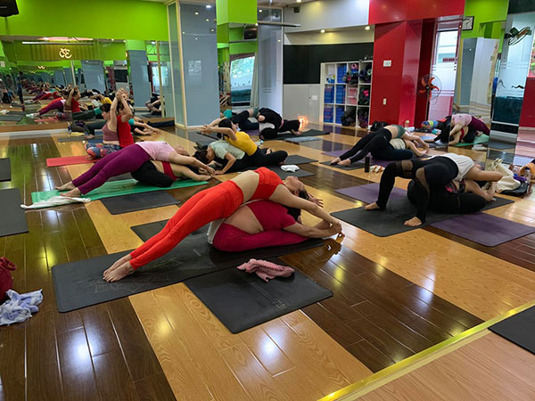 Tại đây, bạn sẽ được học các động tác Yoga giúp tăng cường sự linh hoạt và giảm căng thẳng sau một ngày làm việc mệt mỏi.