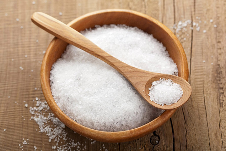 Sử dụng muối giúp chân thon